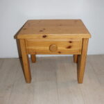 Table de nuit en pin