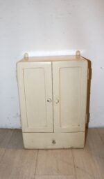Petit meuble de rangement / pharmacie