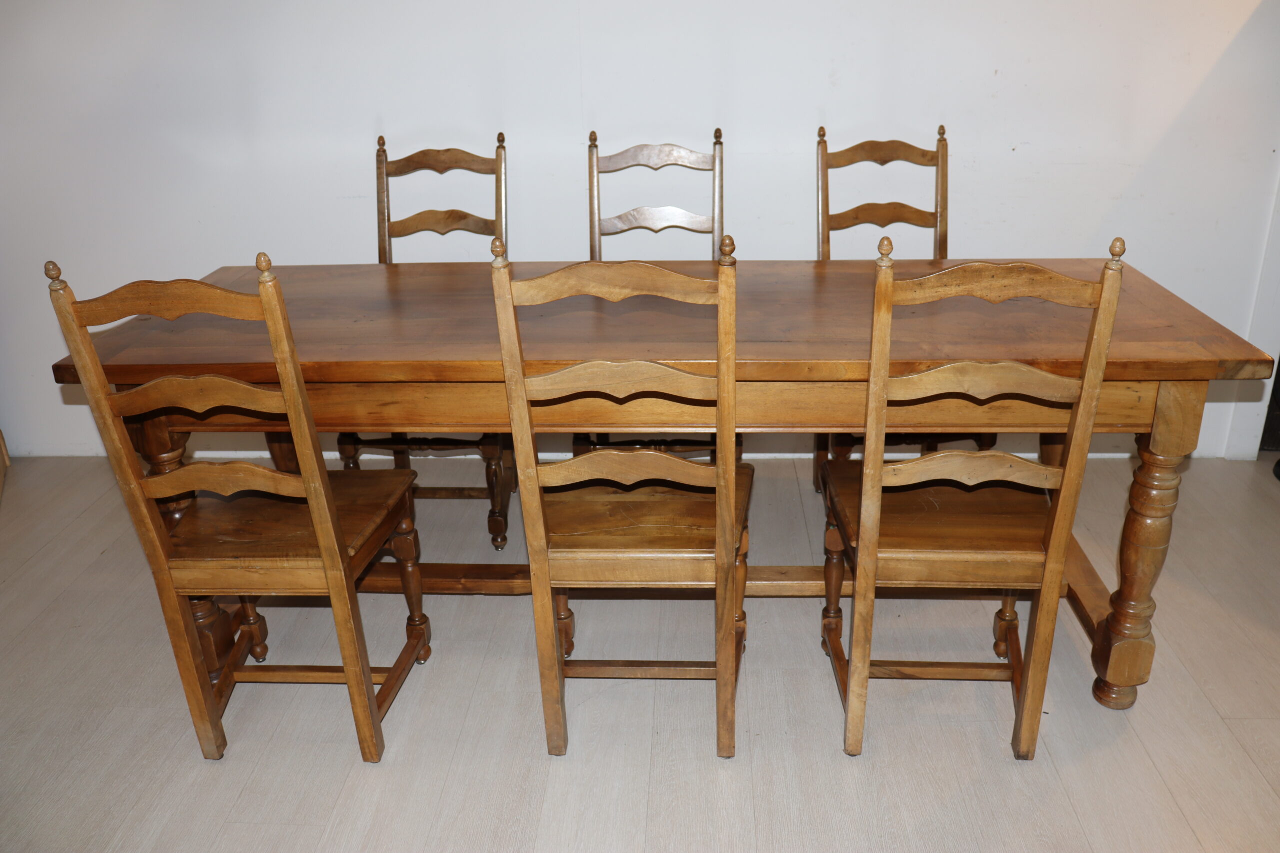 8428 Table valaisanne avec 6x chaises – Image 1