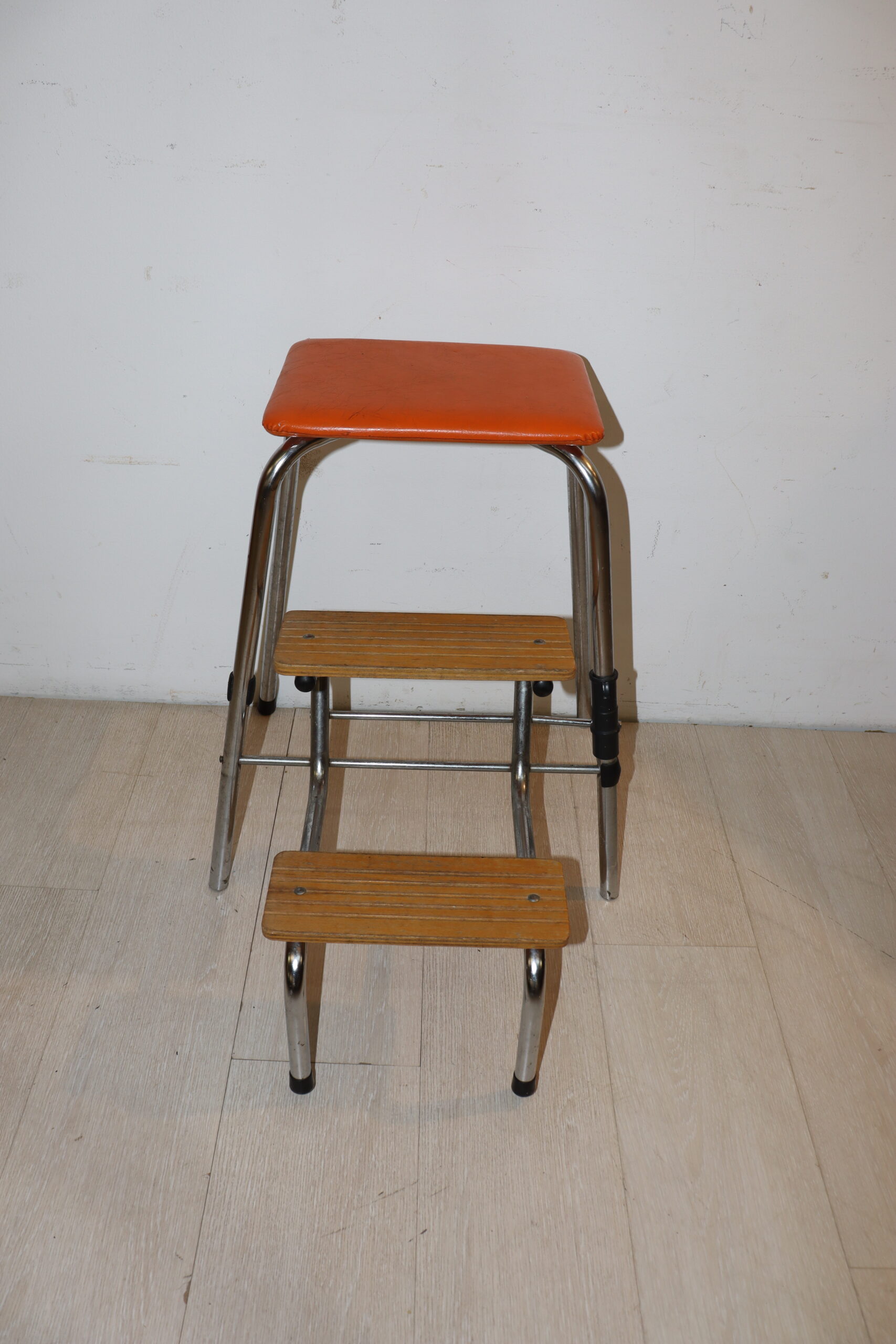 8429 Tabouret escabeau orange – Image 1