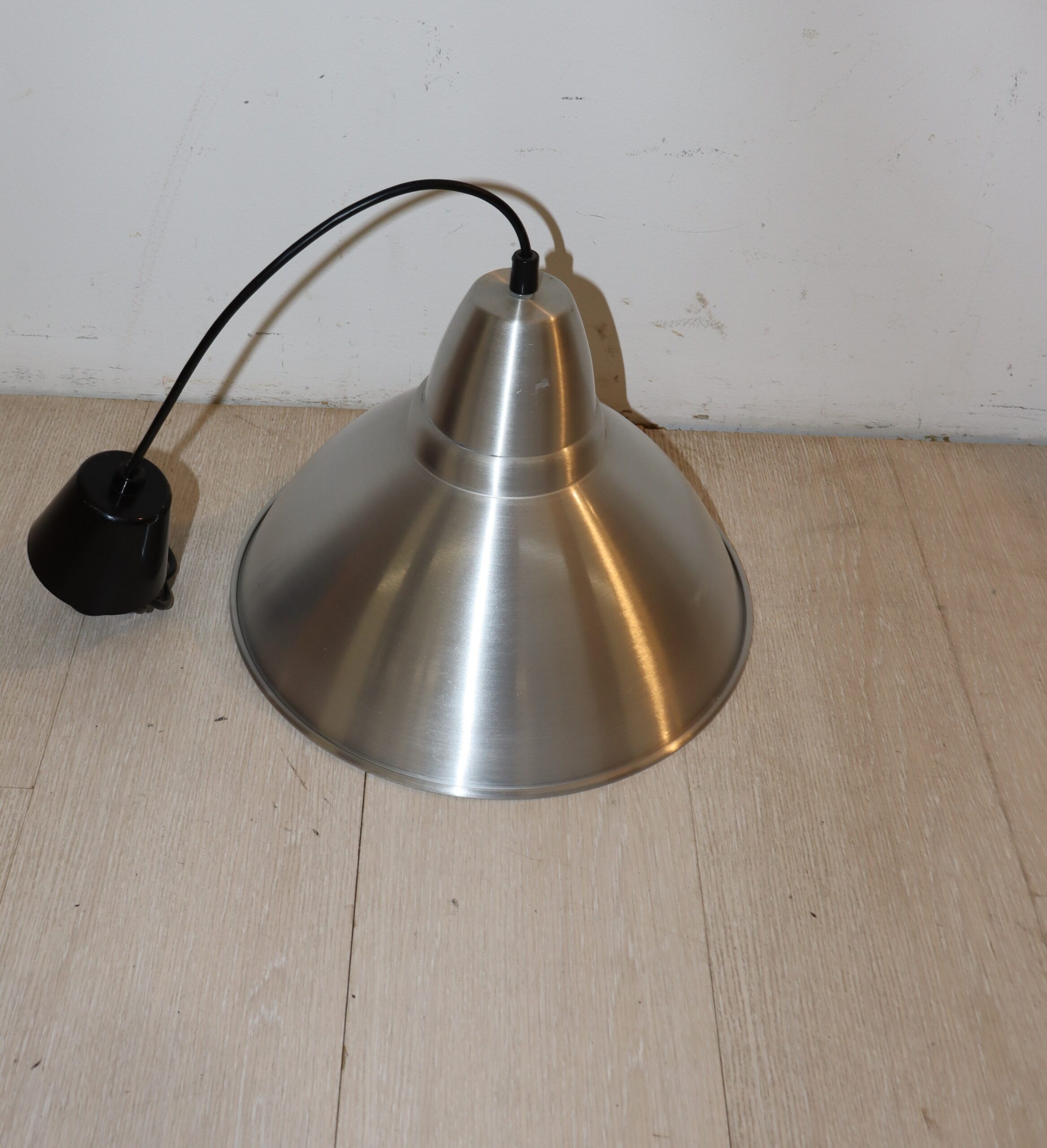 8433 Suspension en métal – Image 1