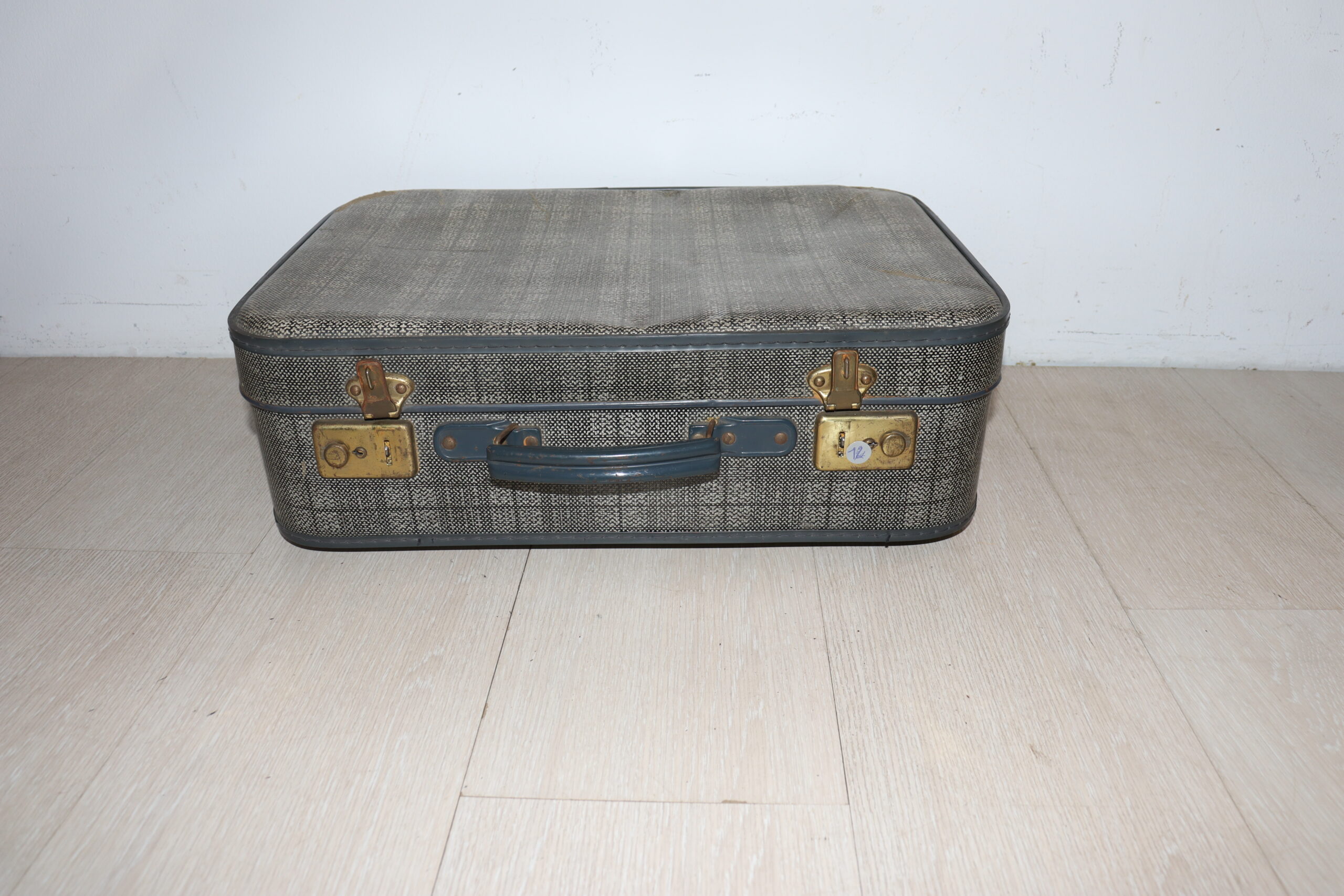 8437 Valise vintage grise – Image 1