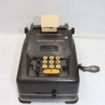 Ancienne machine à calculer Remington