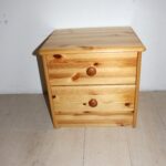 Table de nuit en pin