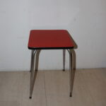 Tabouret en formica rouge