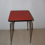 Tabouret en formica rouge