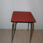 Tabouret en formica rouge