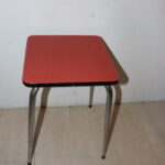 Tabouret en formica rouge