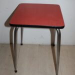 Tabouret en formica rouge