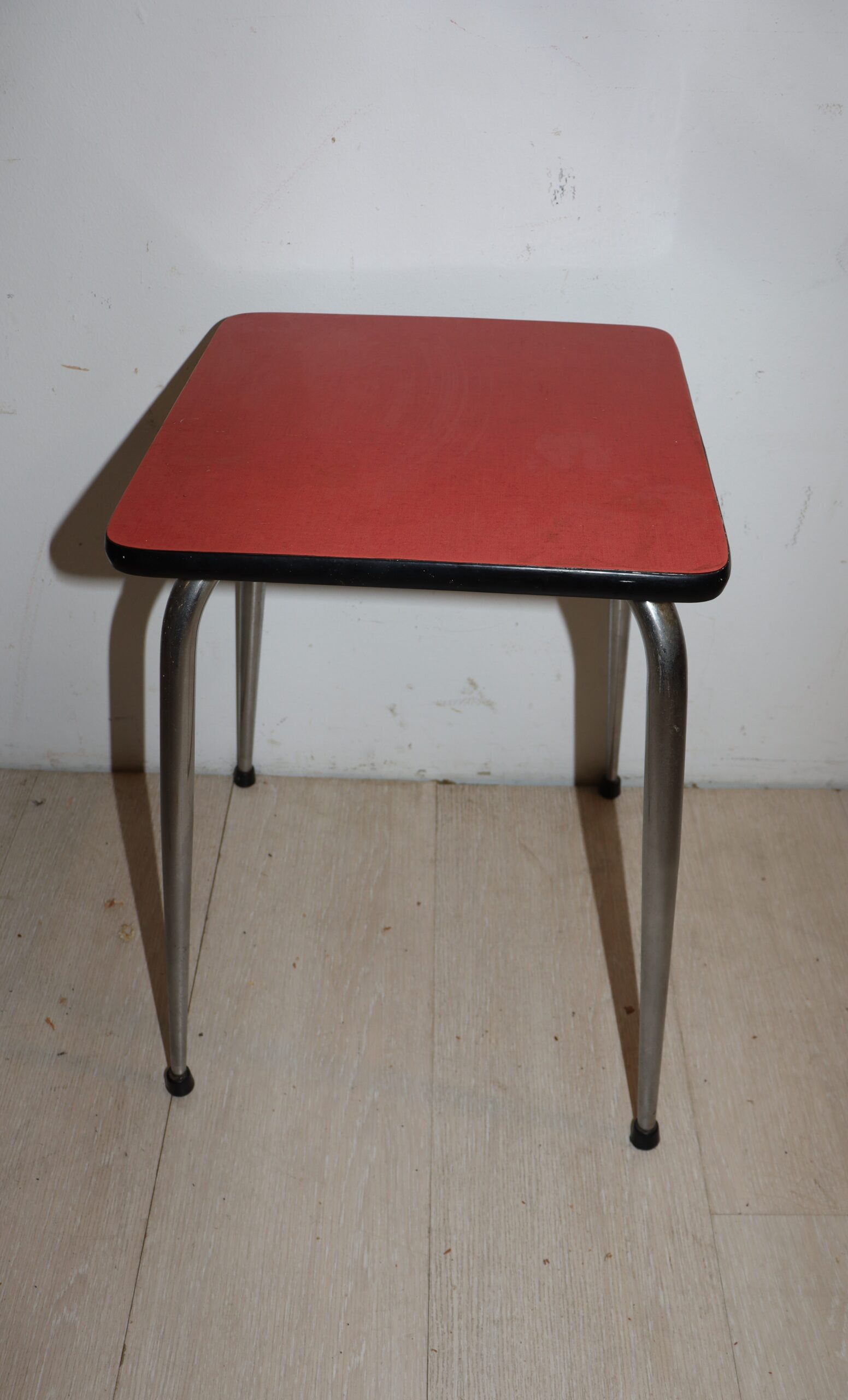 8566 Tabouret en formica rouge – Image 1