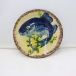 Poisson peint sur assiette en céramique