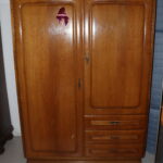 Armoire vintage avec penderie