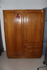 Armoire vintage avec penderie
