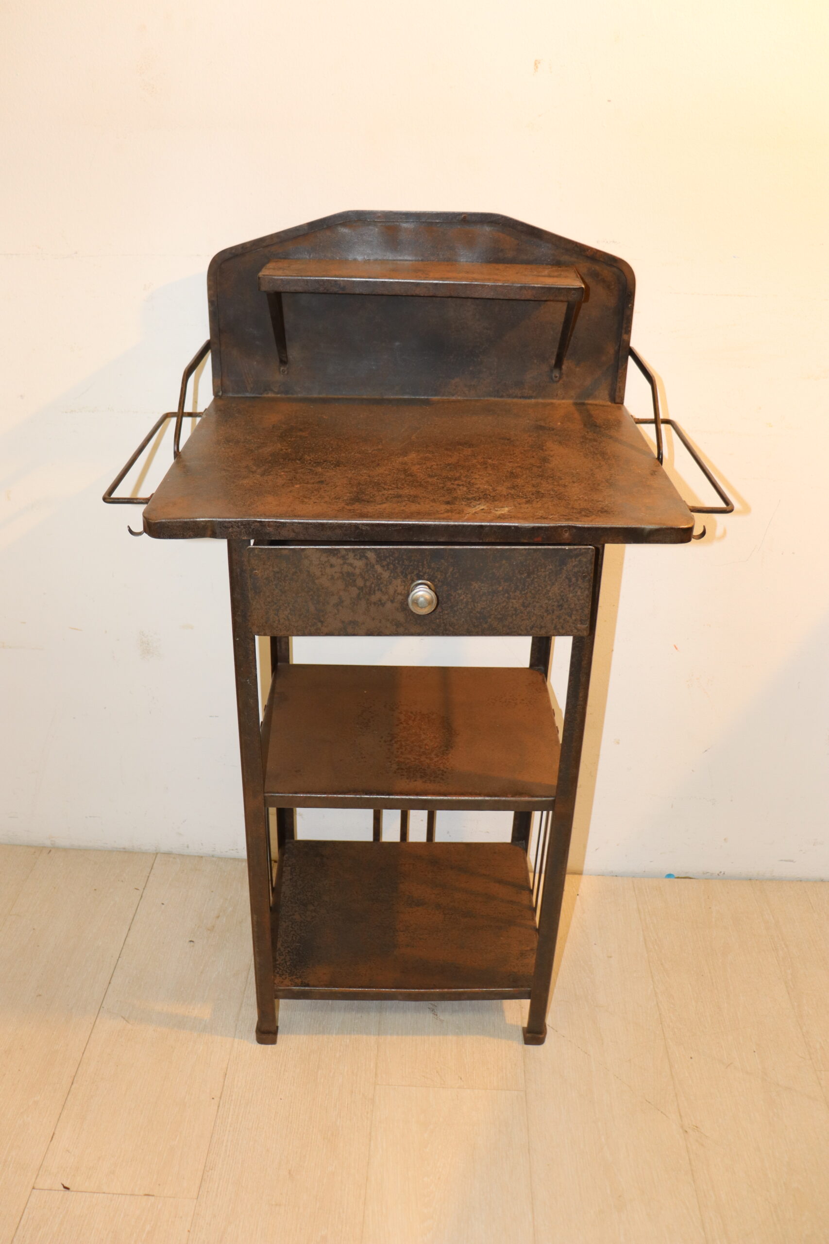 8744 Desserte de toilette en métal – Image 1