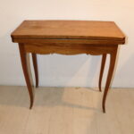 Petite table d'appoint à restaurer