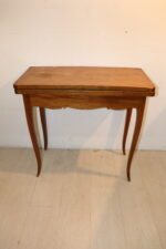 Petite table d'appoint à restaurer