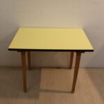 Table d'appoint en formica