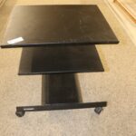 Table en métal noir sur roulette