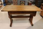 Ancienne table en bois massif