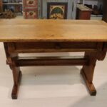 Ancienne table en bois massif