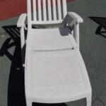 Chaise longue balnche avec roulettes