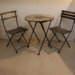Table avec 2x chaises de jardin en bois et fer