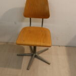 Ancienne chaise pivotnante  d'écolier
