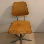 Ancienne chaise pivotnante  d'écolier