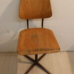 Ancienne chaise d'écolier