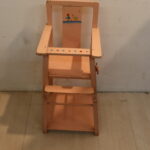 Ancienne chaise haute pour poupée