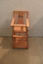 Ancienne chaise haute pour poupée
