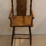 Ancienne chaise haute pour poupée