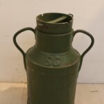 Pot à lait en métal vert