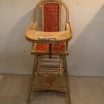 Ancienne chaise bébé en bois
