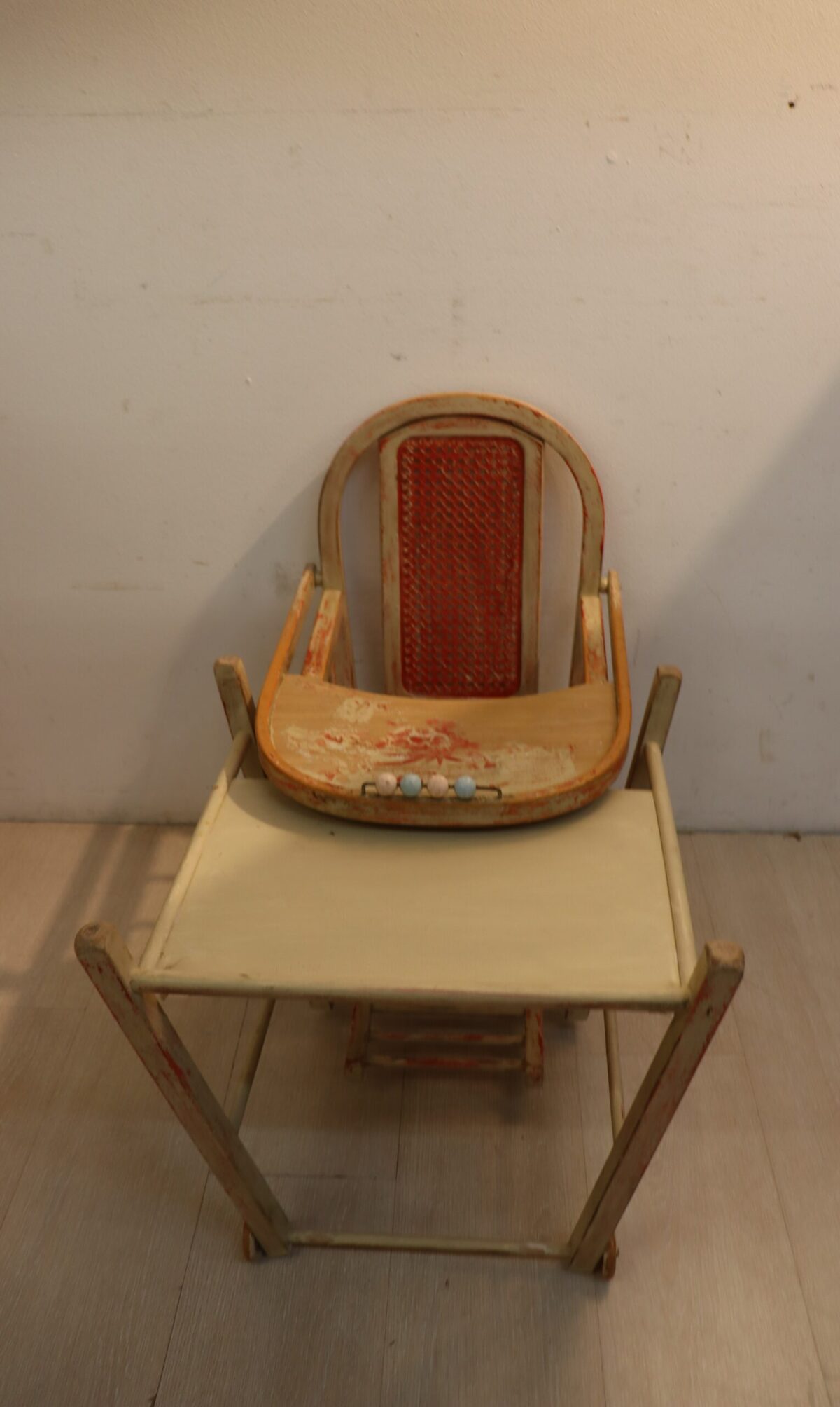 Ancienne chaise bébé en bois – Image 2