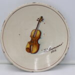 Assiette en céramique avec motif de violon