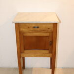 Table de nuit en bois avec marbre