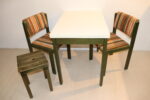Table de cuisine à rallonge avec deux chaises et un tabouret
