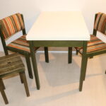 Table de cuisine à rallonge avec deux chaises et un tabouret