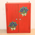 Etagère en bois rouge