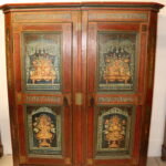 Armoire en bois peinte