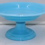 Coupe sur pied en opaline bleue