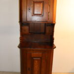 Petit vaisselier marqueté en bois massif