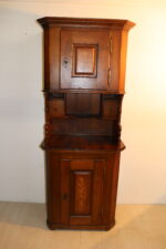 Petit vaisselier marqueté en bois massif