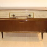 Ancienne radio sur pied "Mandello"