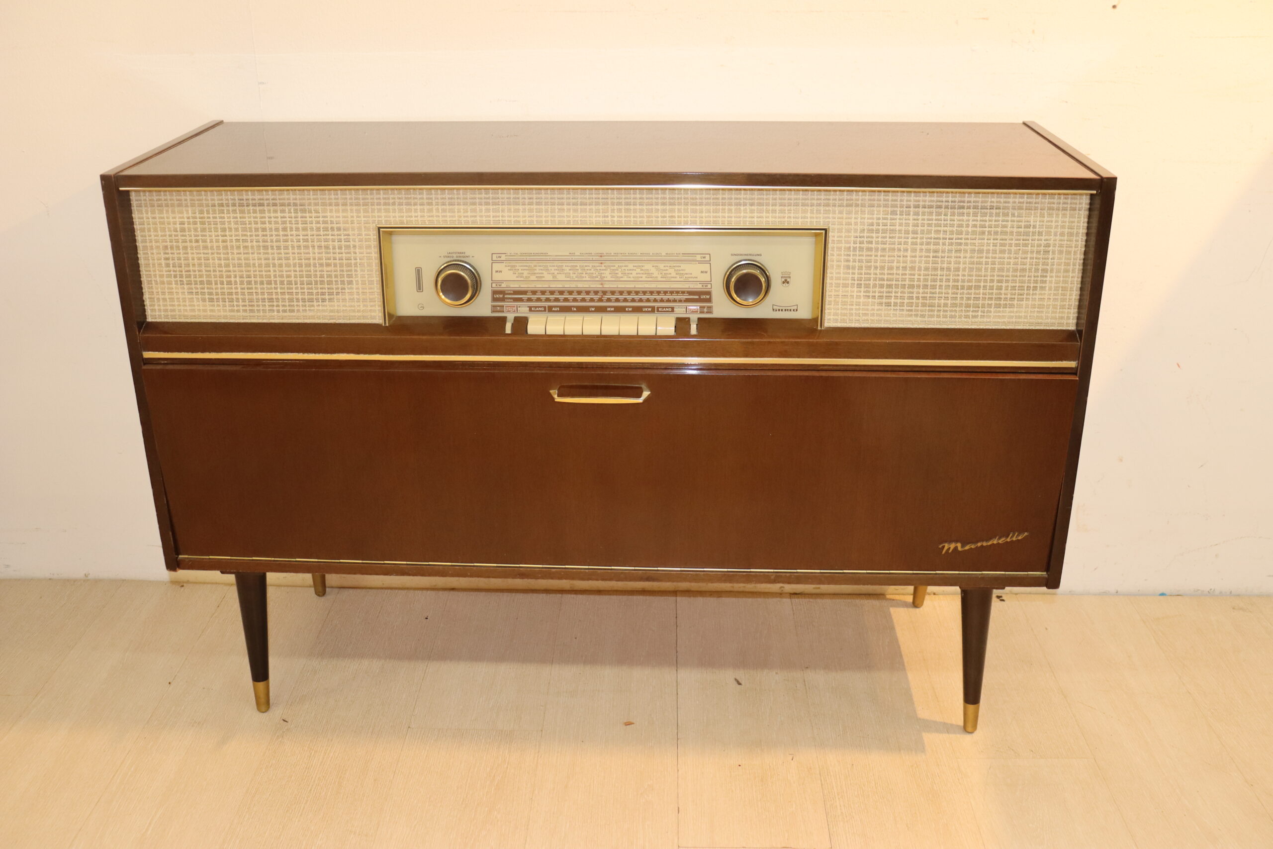 9282 Ancienne radio sur pied "Mandello" – Image 1
