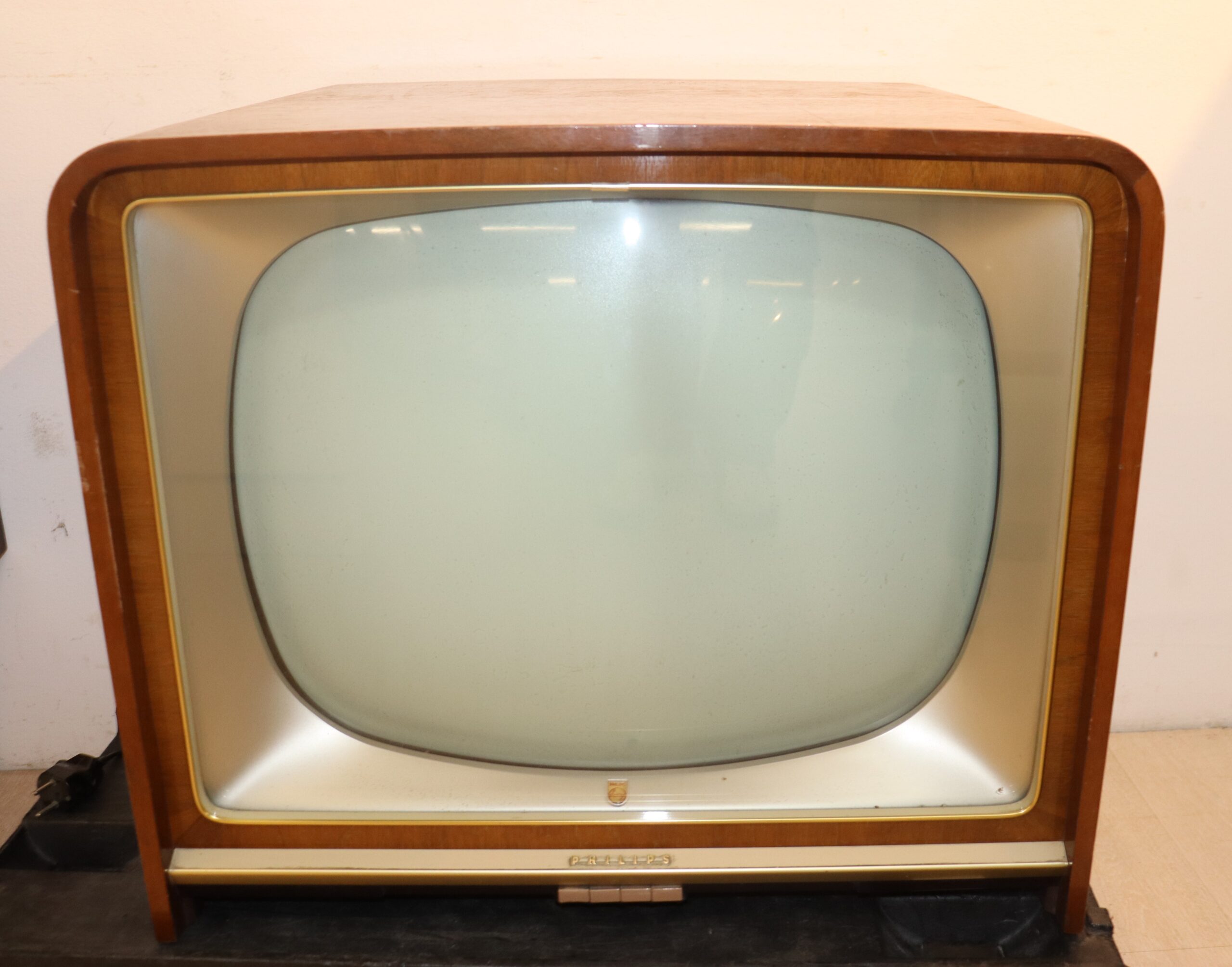 9283 Ancienne télévision cathodique – Image 1