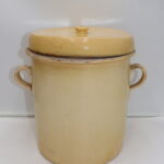 Pot ancien avec couvercle
