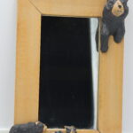 Miroir en bois avec ours