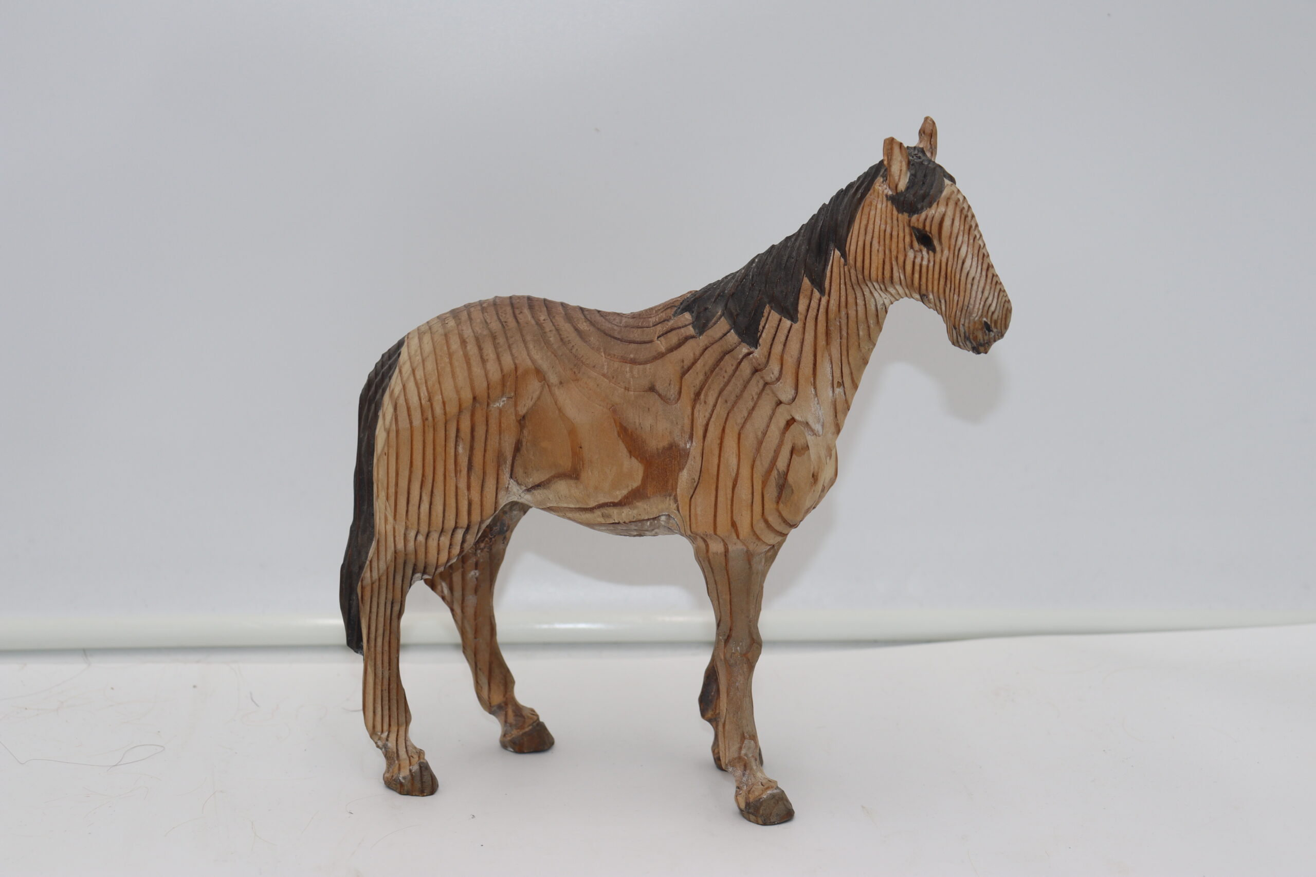 DC 213 Cheval en bois sulpté – Image 1